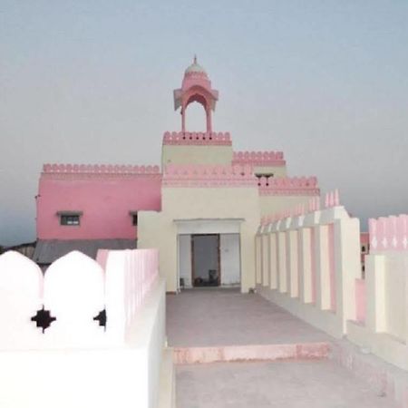 Hotel Suroth Mahal Luhāru Екстериор снимка