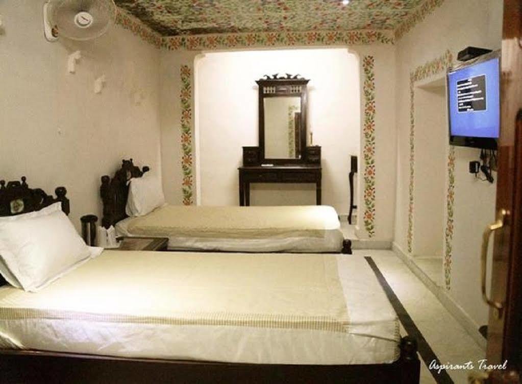 Hotel Suroth Mahal Luhāru Екстериор снимка