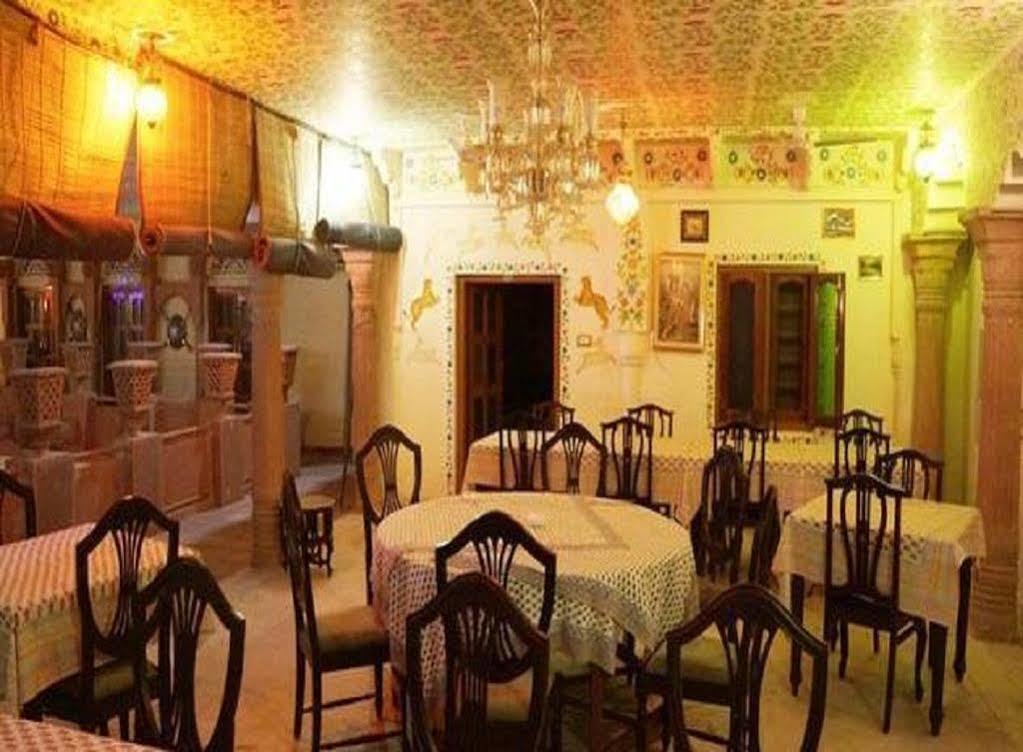 Hotel Suroth Mahal Luhāru Екстериор снимка