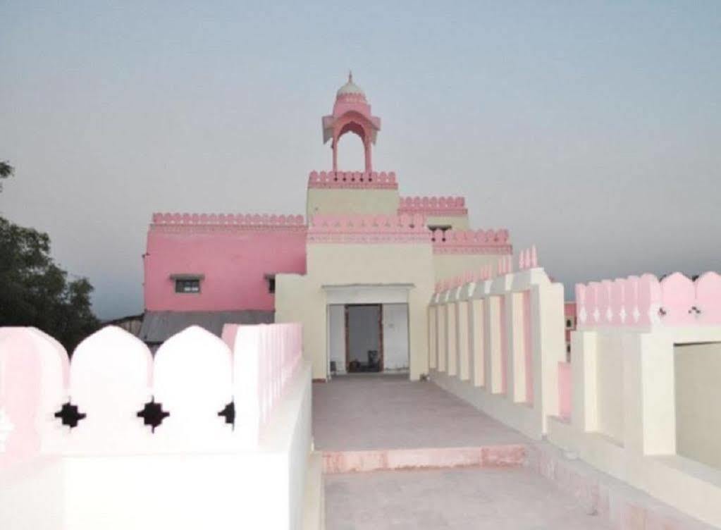 Hotel Suroth Mahal Luhāru Екстериор снимка